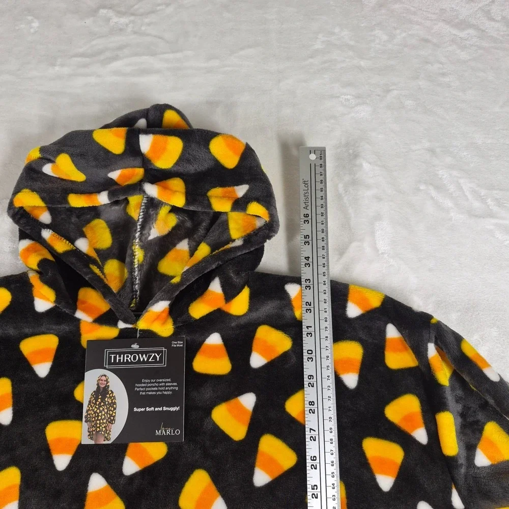 Throwzy By Marlo Lorenz Blanket Pullover Women's One Size‎ Halloween Candy NWT
